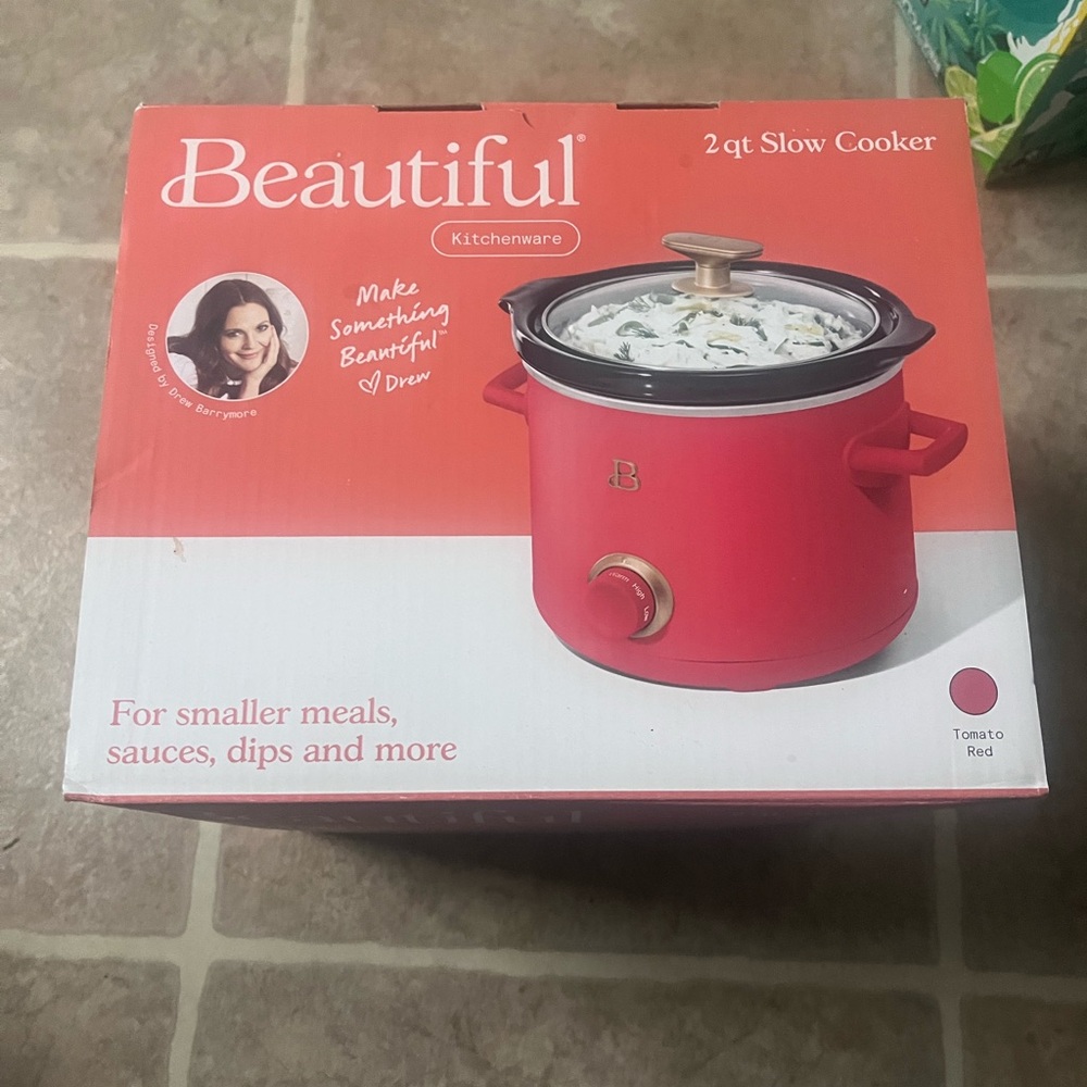 Beautiful Kitchenware Red Slow Cooker